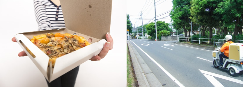 バイクで商品を配達している写真