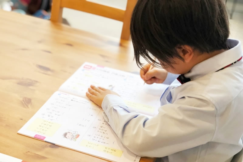 ドリルで学習する子供